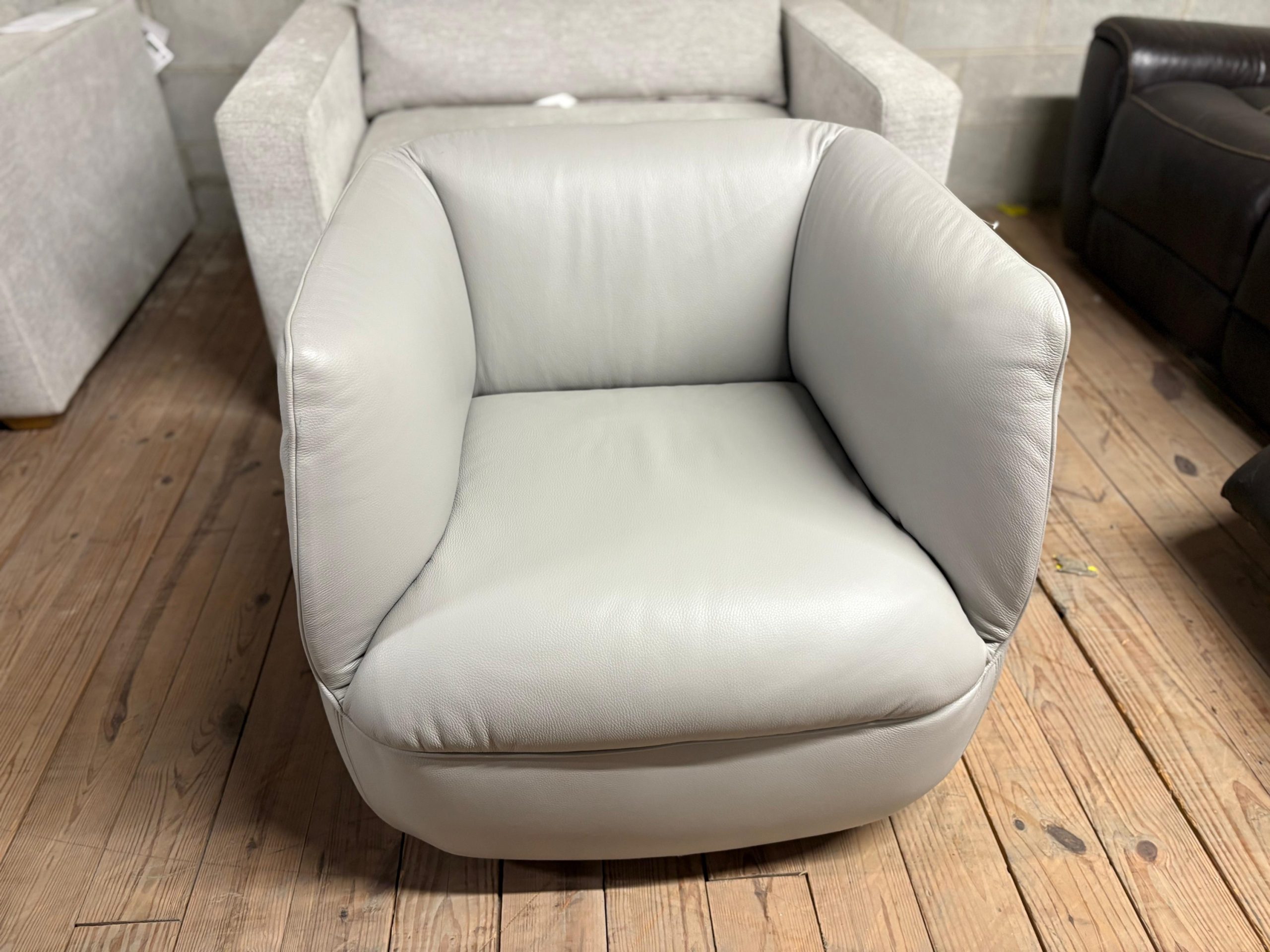 Natuzzi Group Leather Swivel Accent Chair - Image 4