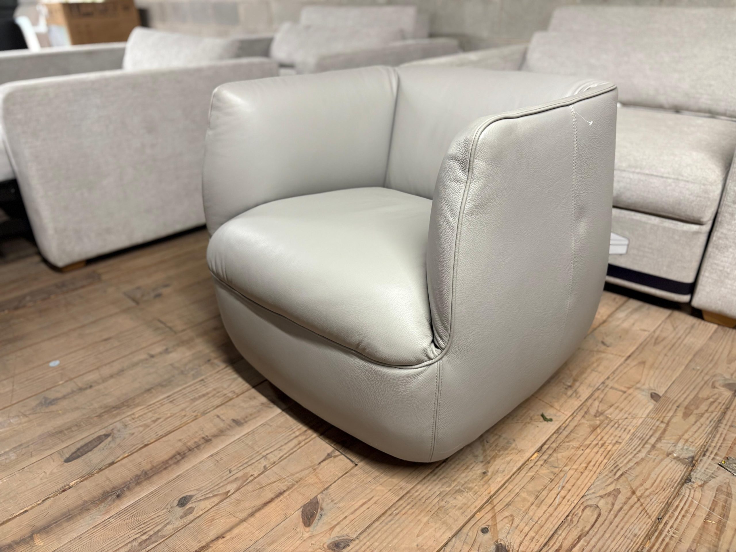 Natuzzi Group Leather Swivel Accent Chair - Image 3
