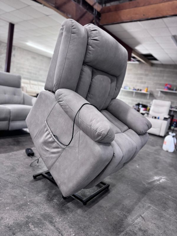 Stearns & Foster Power Lift Heat-Massage Recliner - Image 10