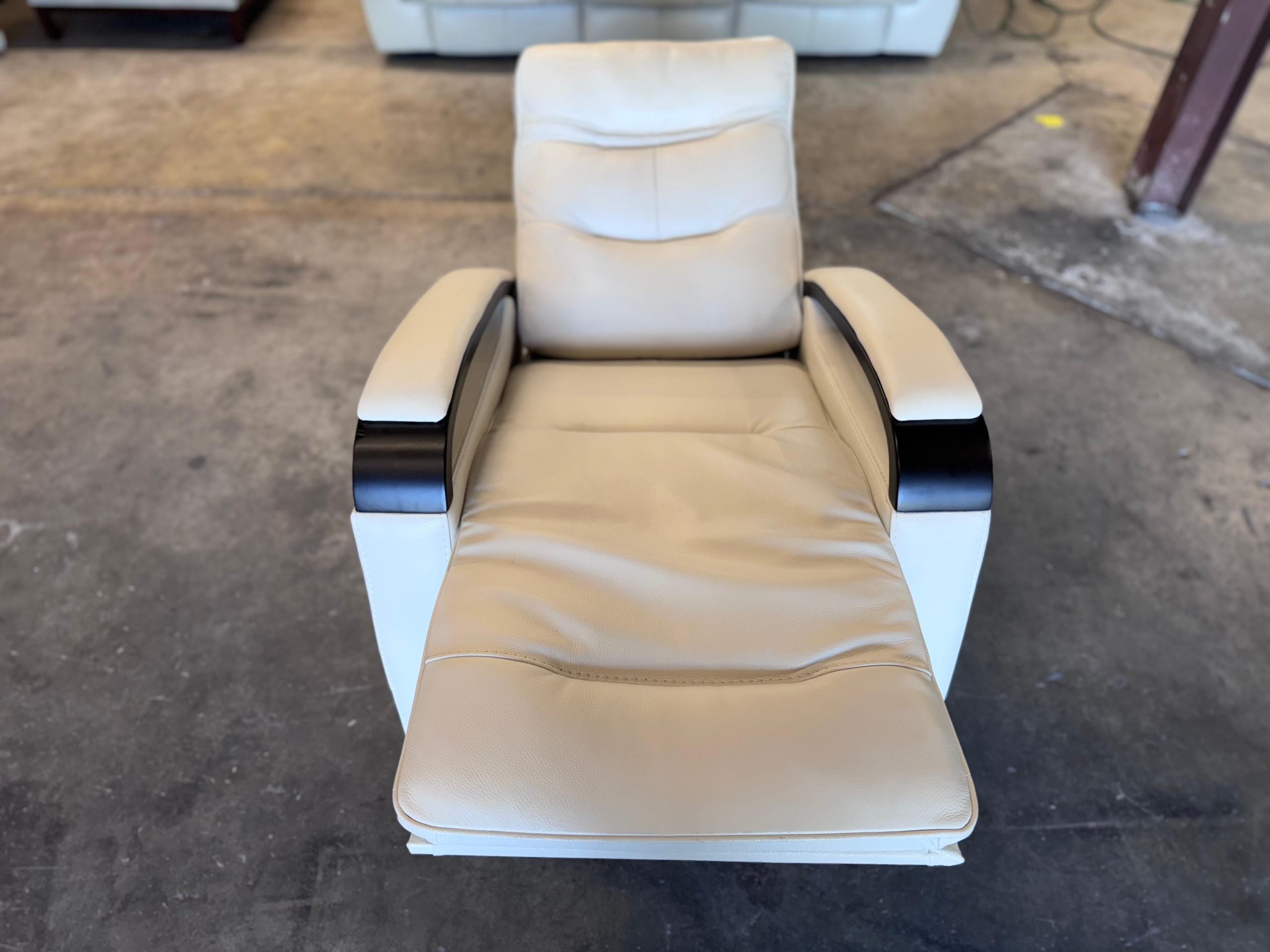 Canmore Leather Power Recliner with Power Headrest - Image 5