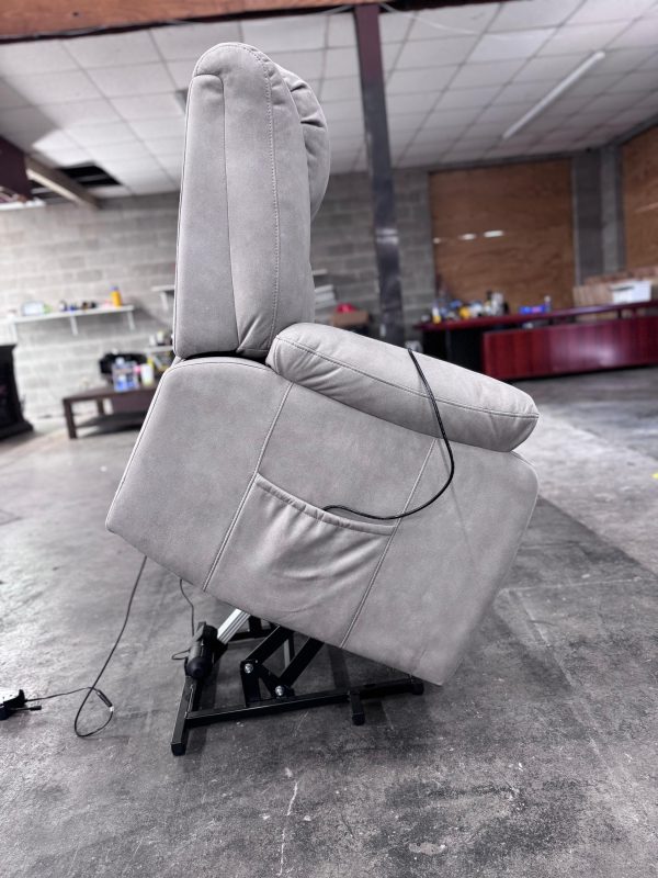 Stearns & Foster Power Lift Heat-Massage Recliner - Image 9