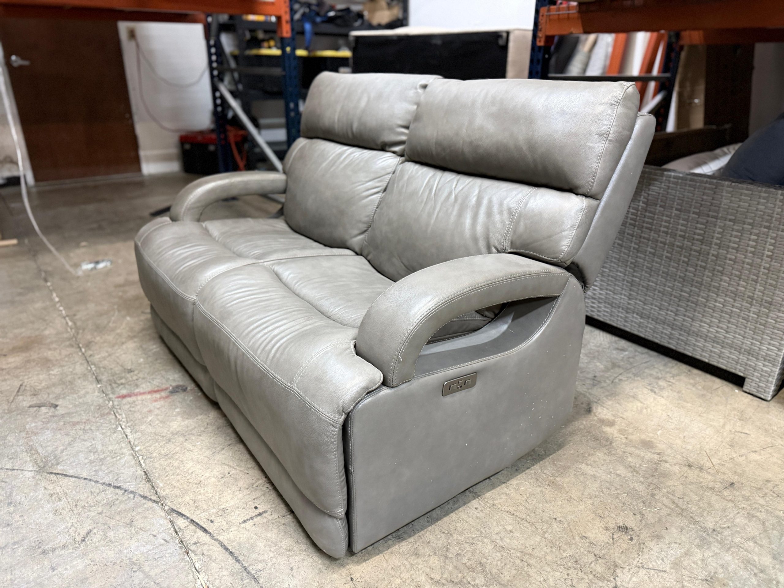 Dovestone Leather Power Reclining loveseat with Power Headrests - Image 6
