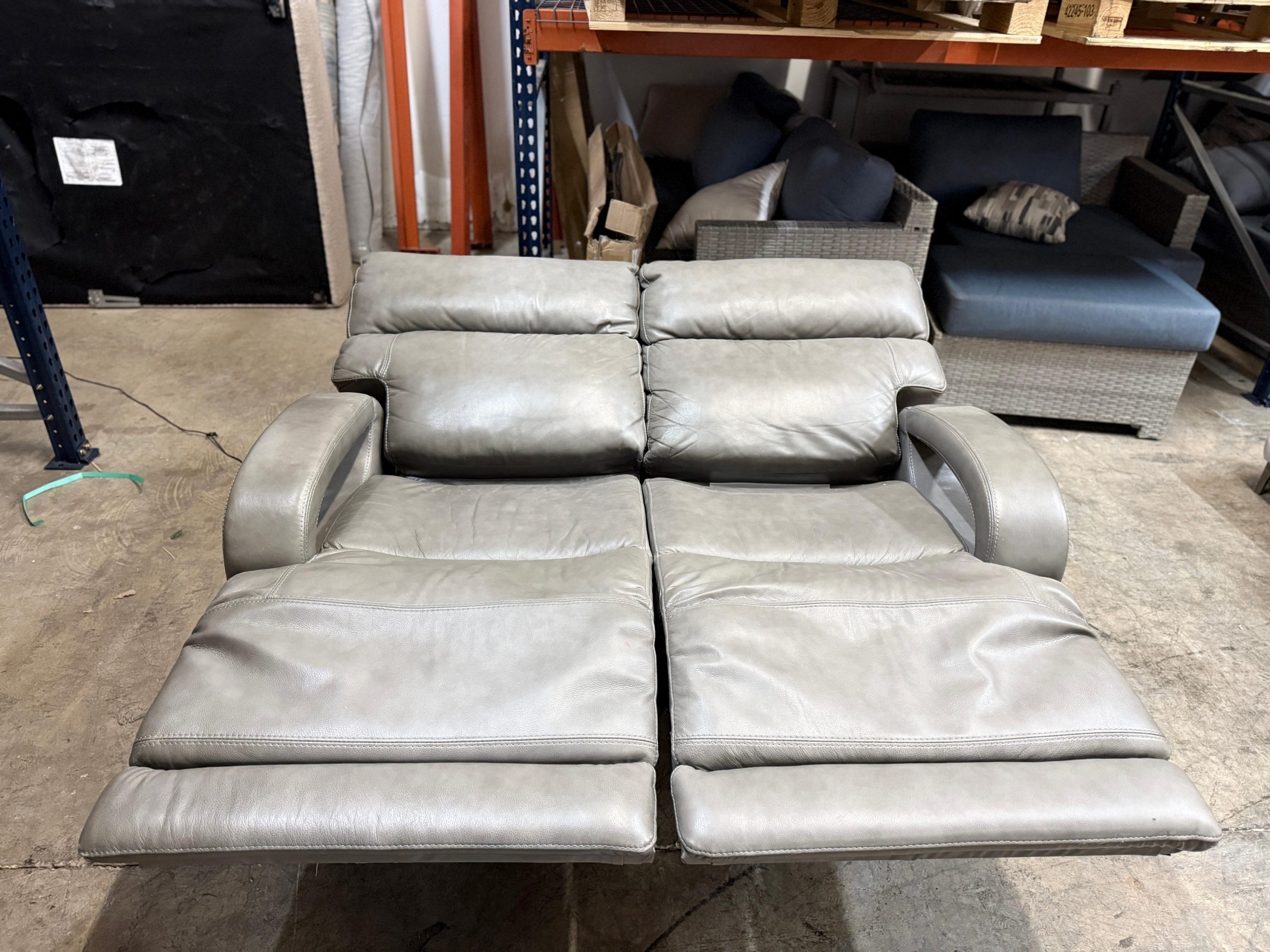 Dovestone Leather Power Reclining loveseat with Power Headrests - Image 2