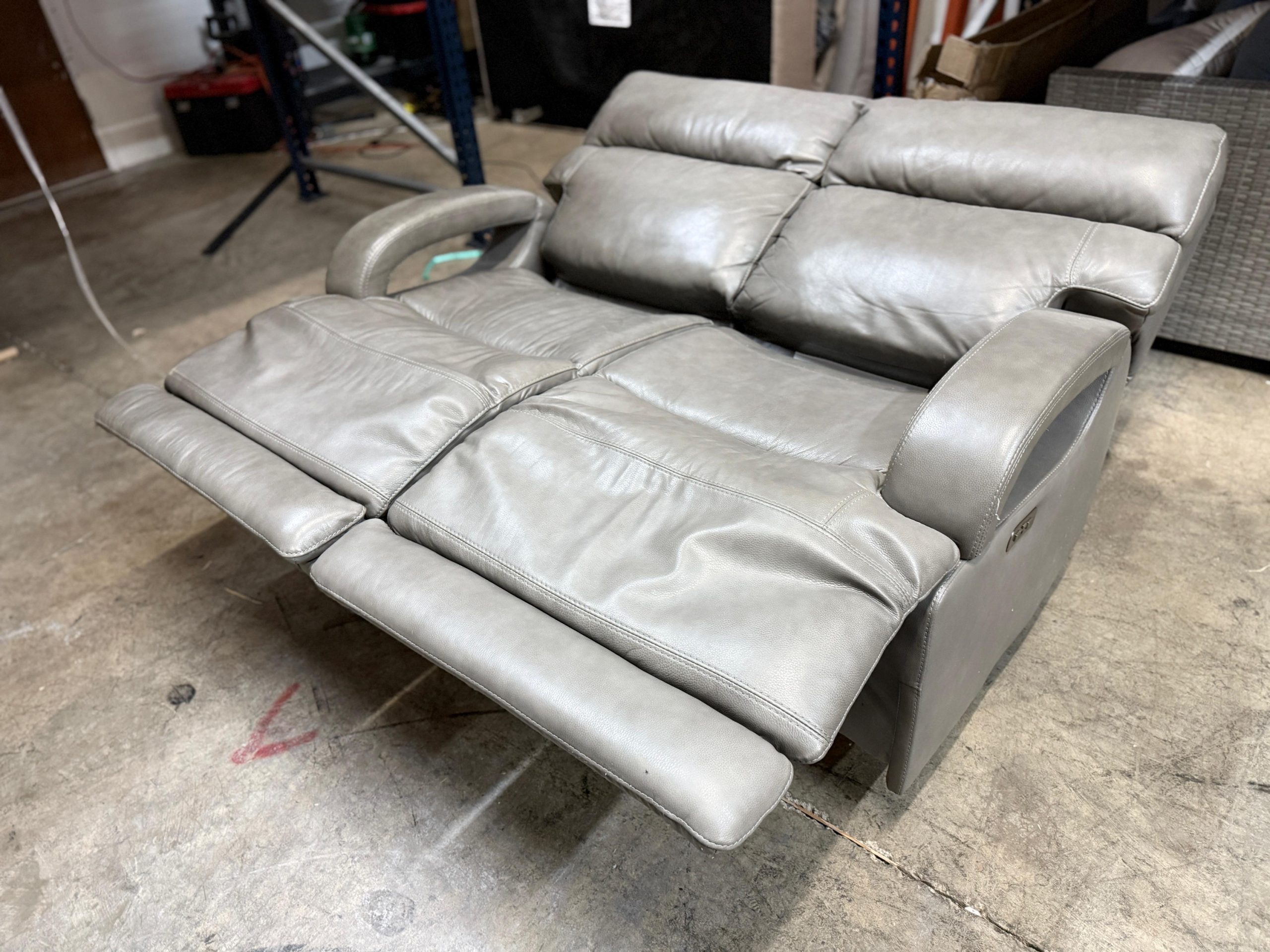 Dovestone Leather Power Reclining loveseat with Power Headrests - Image 4