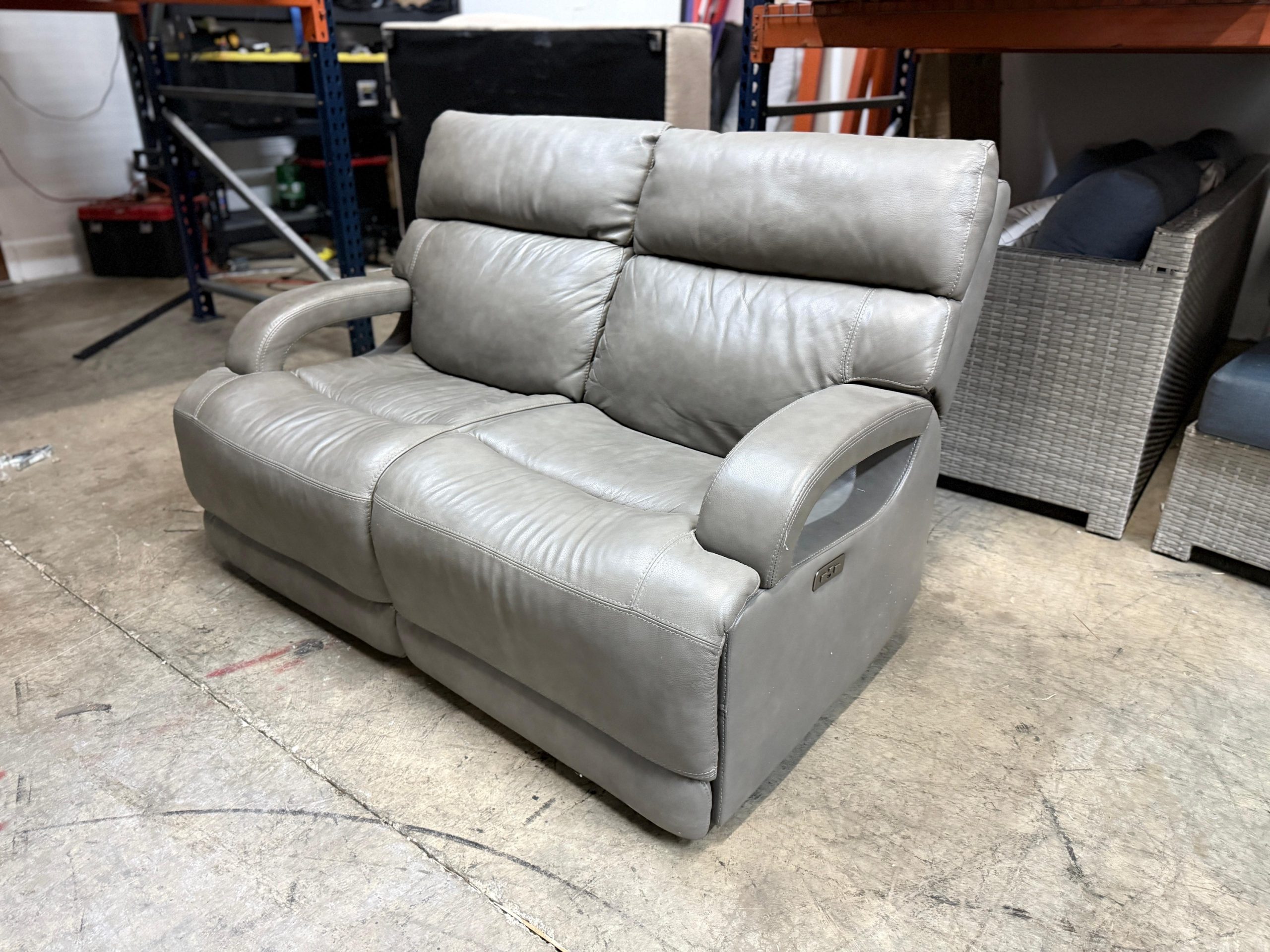 Dovestone Leather Power Reclining loveseat with Power Headrests - Image 5