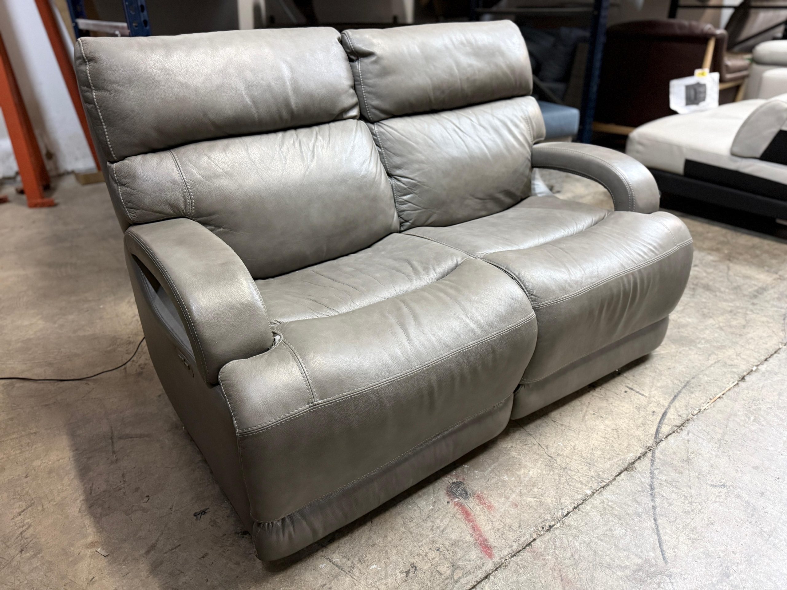 Dovestone Leather Power Reclining loveseat with Power Headrests - Image 3