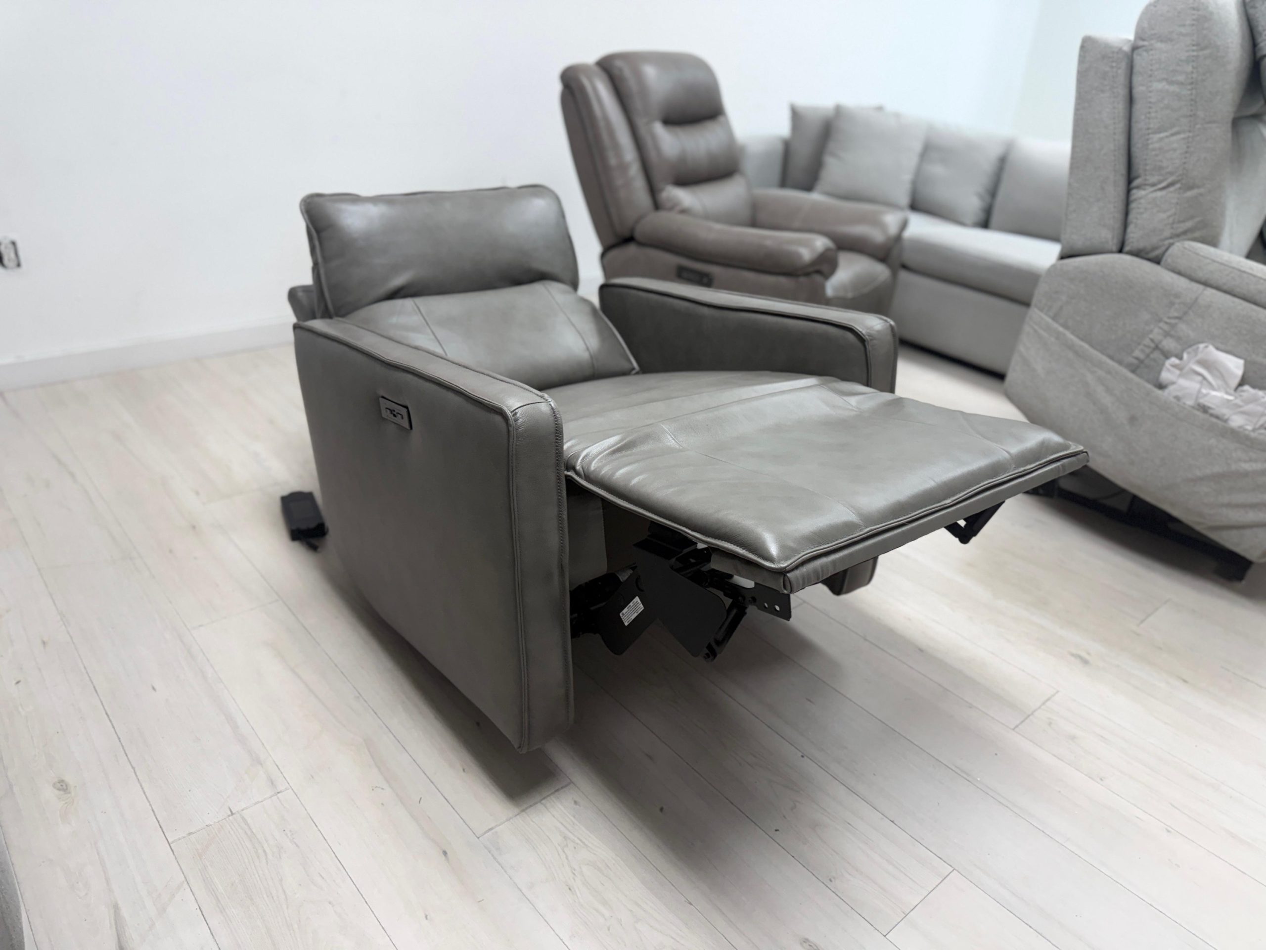 Henredon Keira Leather Zero Gravity Recliner - Image 3