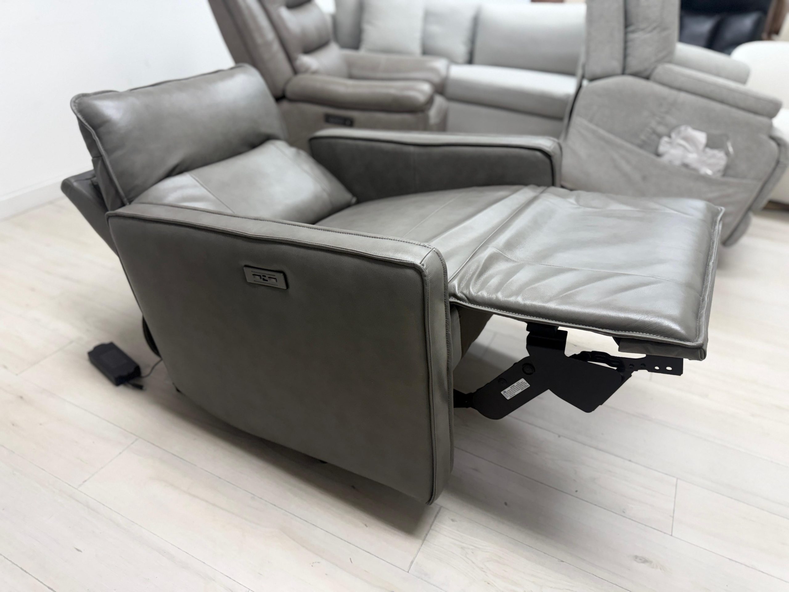 Henredon Keira Leather Zero Gravity Recliner - Image 2