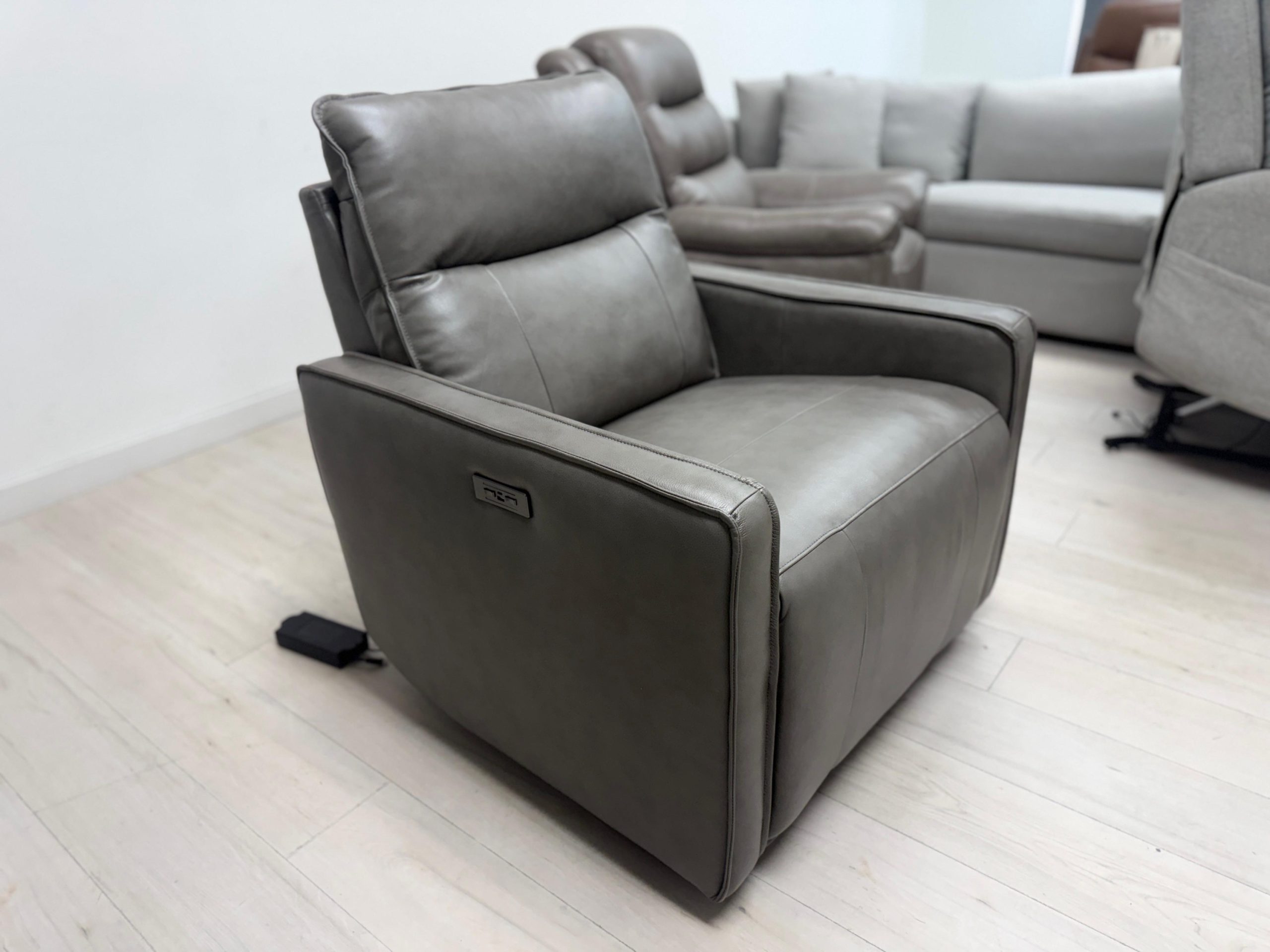 Henredon Keira Leather Zero Gravity Recliner - Image 5