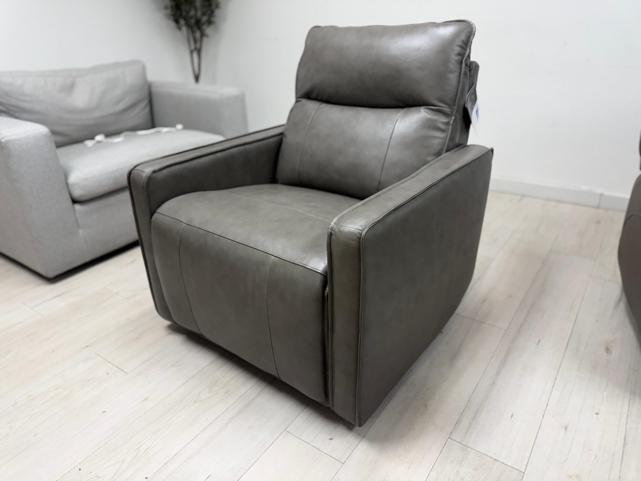 Henredon Keira Leather Zero Gravity Recliner - Image 6