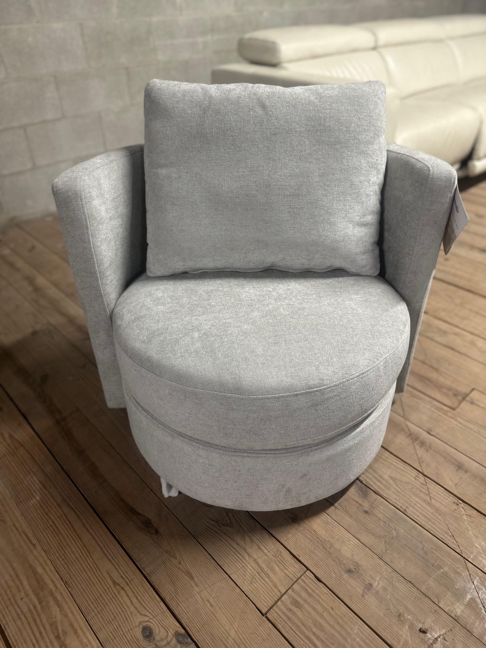 Thomasville Davos Swivel Chair Ligh Gray