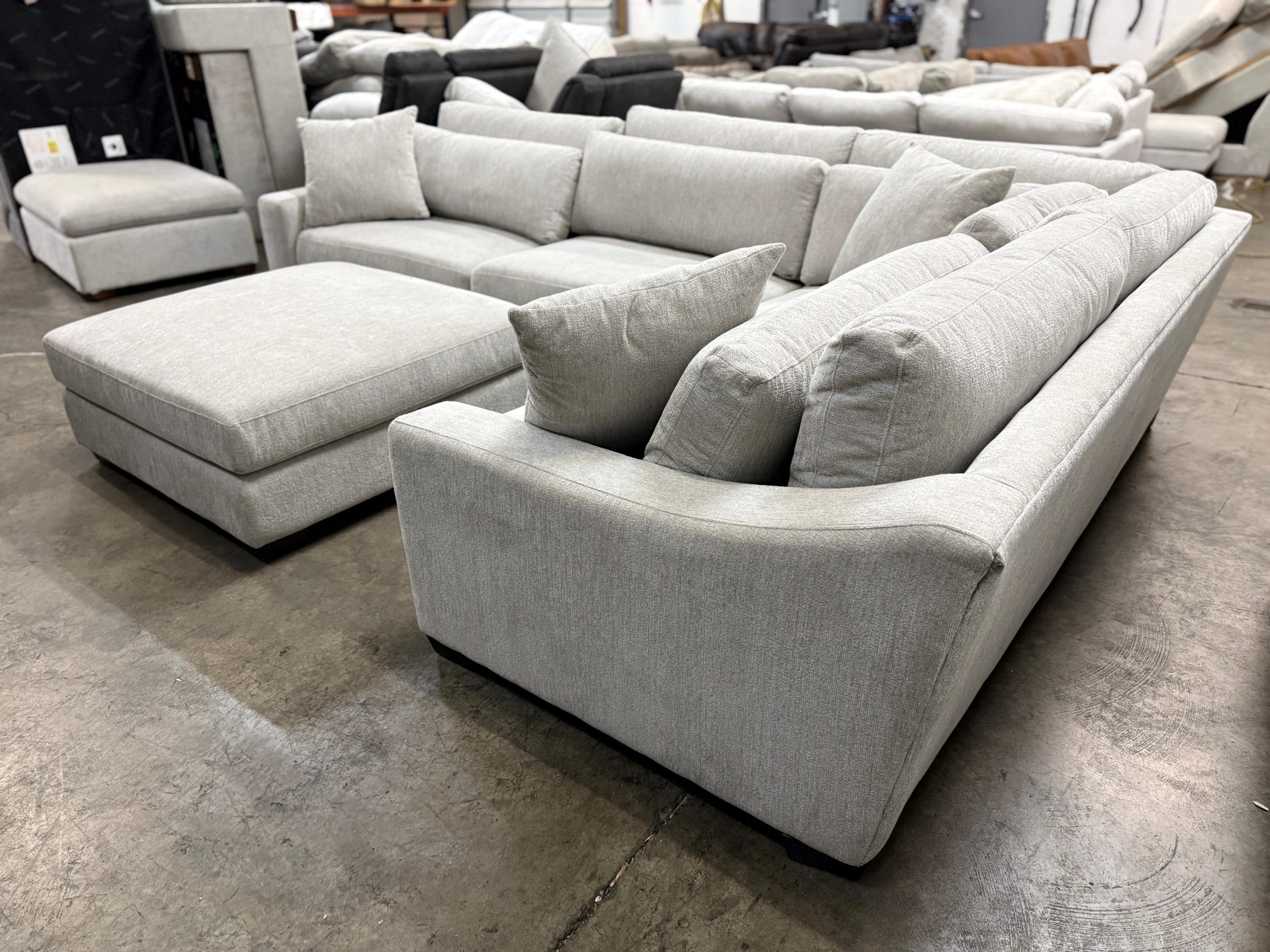 Evelynne Fabric Sectional with Ottoman - Image 3