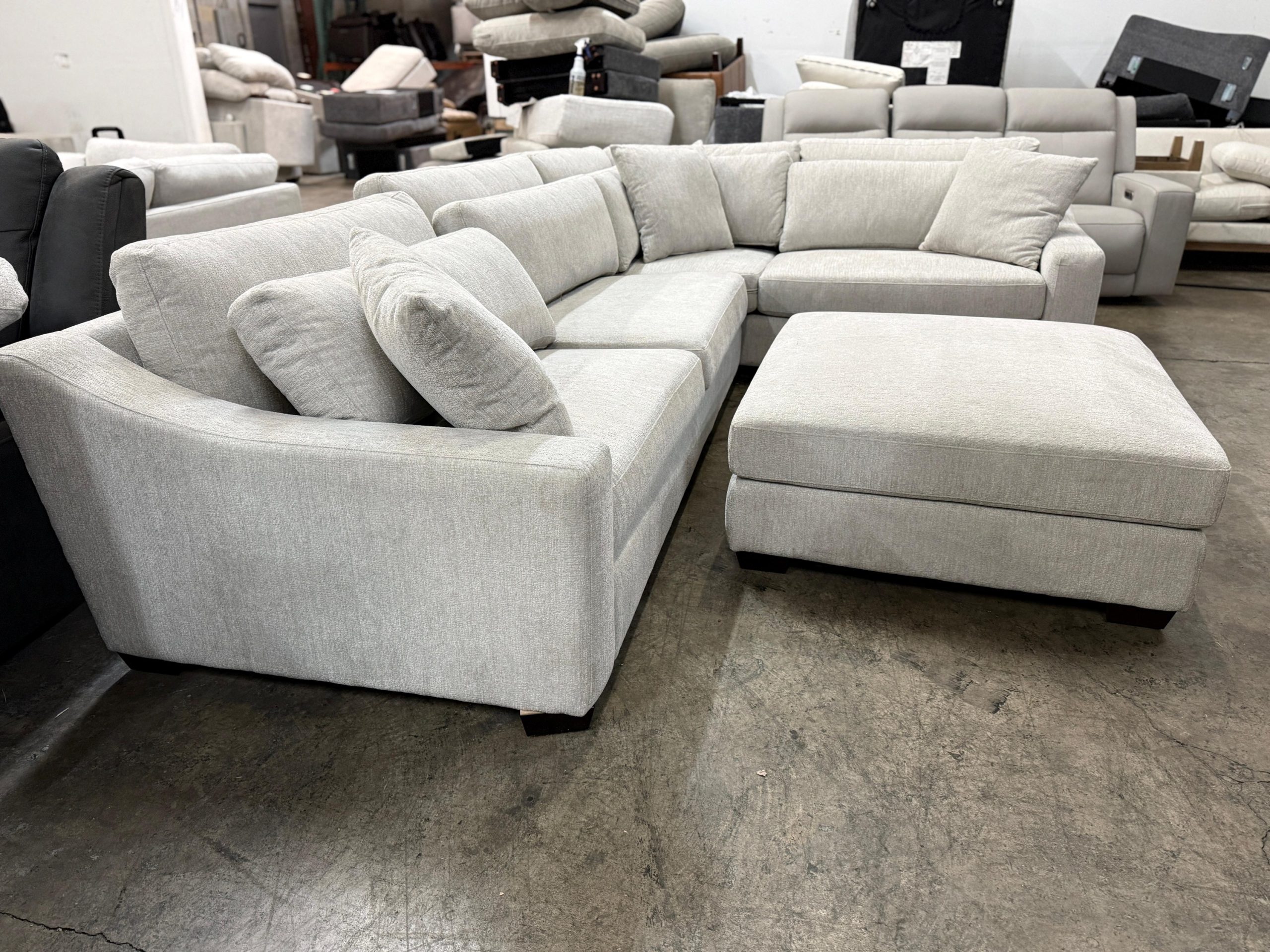 Evelynne Fabric Sectional with Ottoman - Image 5