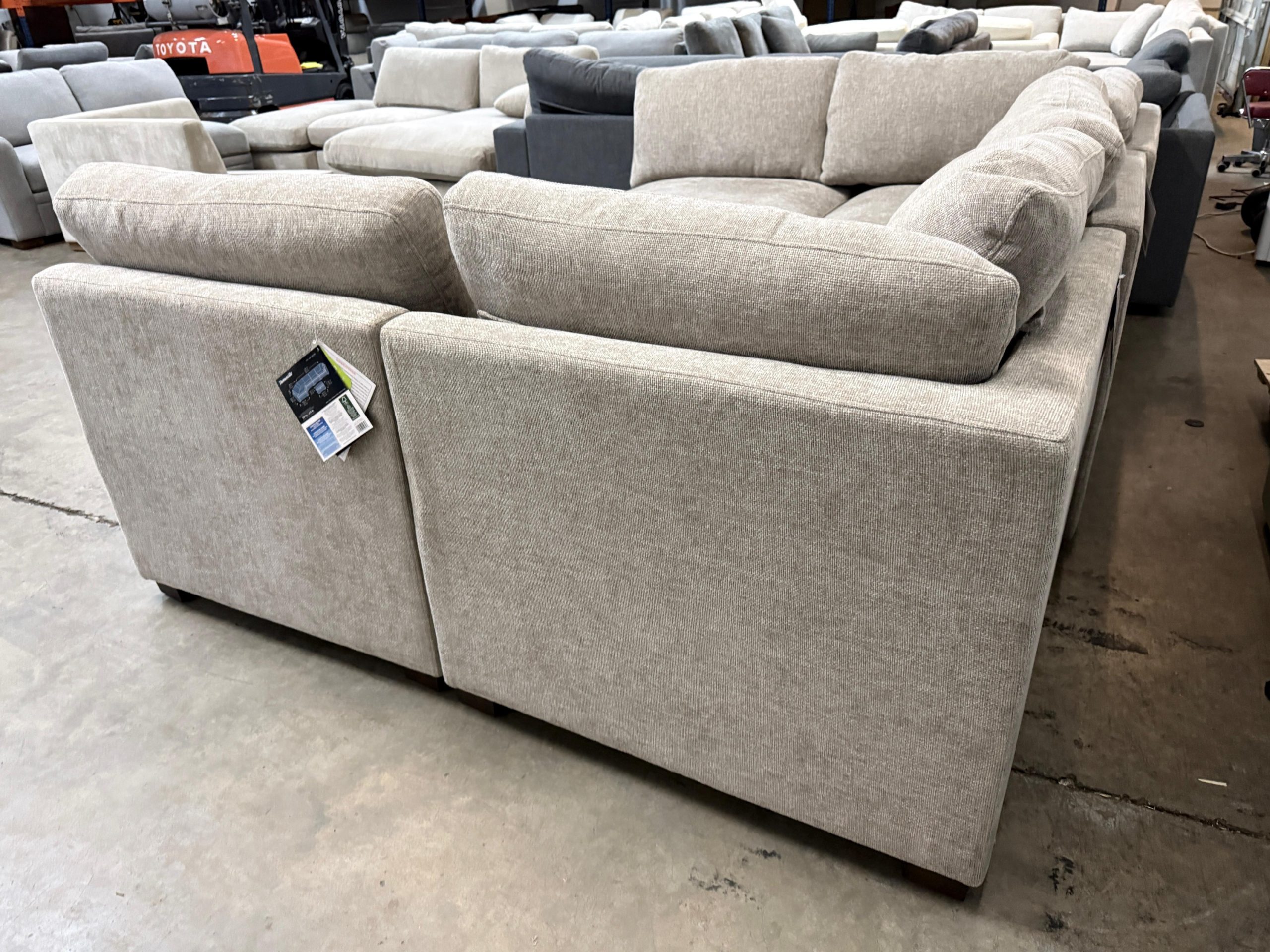 Thomasville Fallon Modular Sectional 6-piece Gray with Ottoman - Image 4