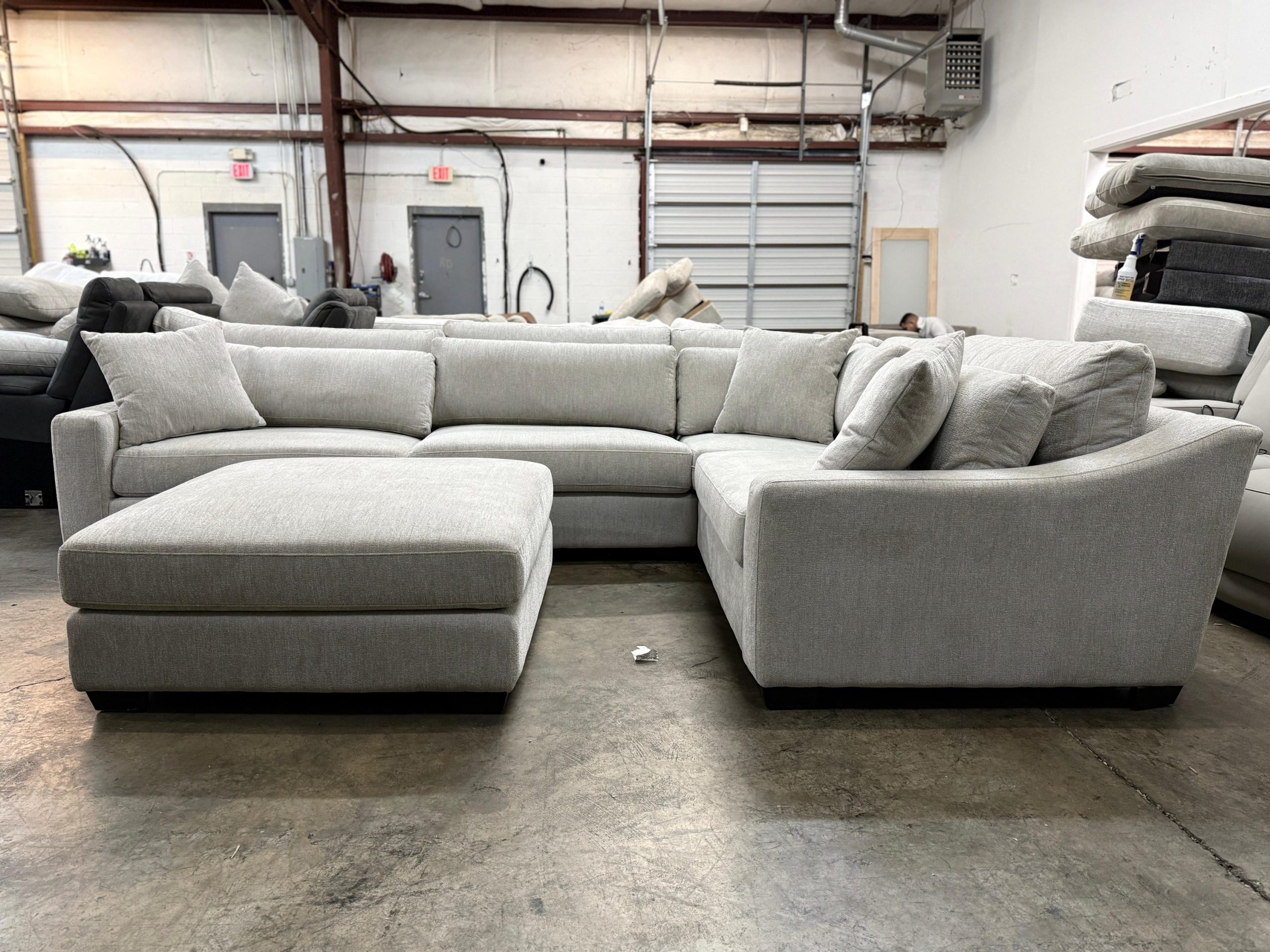 Evelynne Fabric Sectional with Ottoman - Image 6