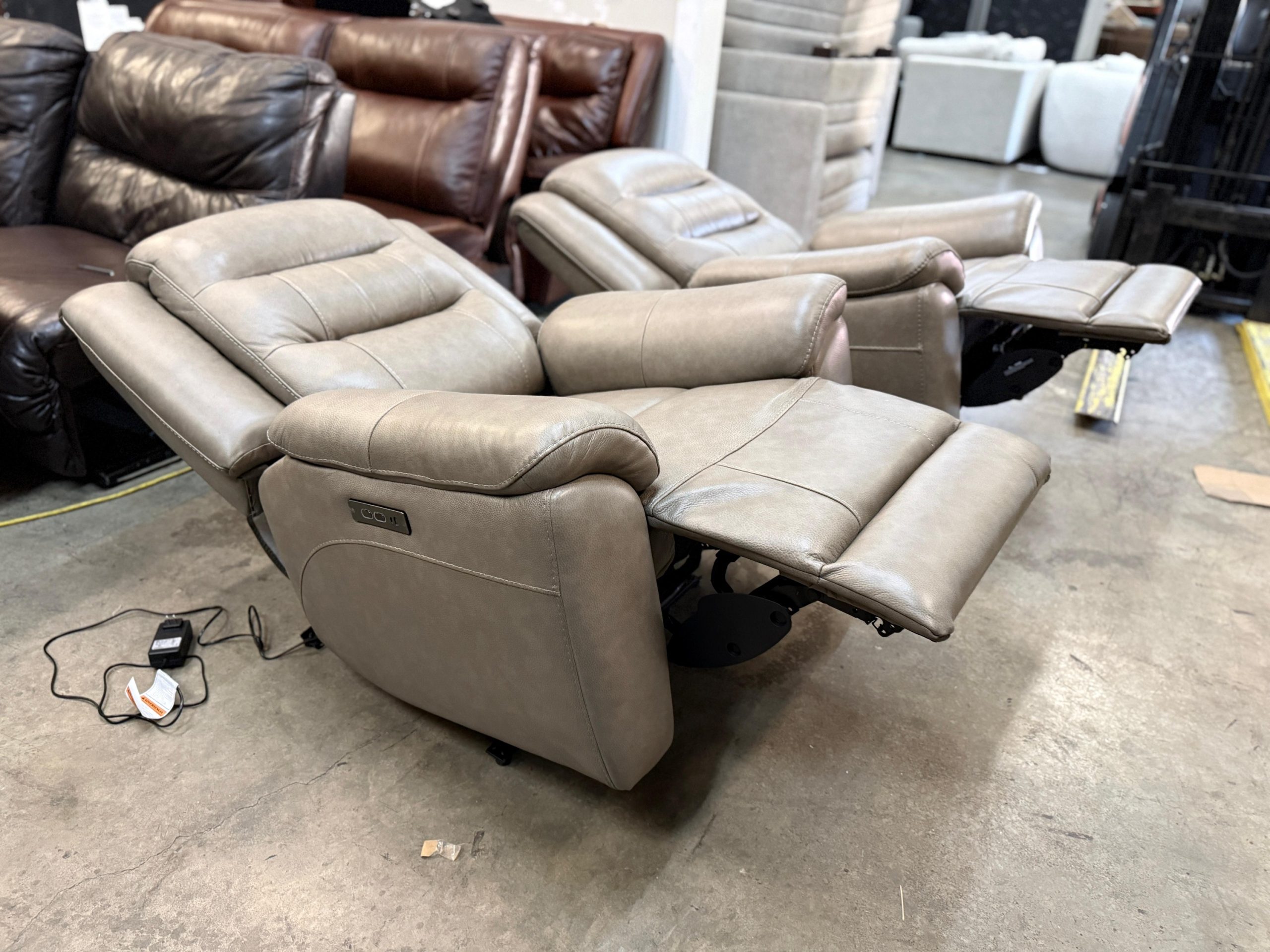 Mason Leather Power Recliner with Power Headrest - Image 5