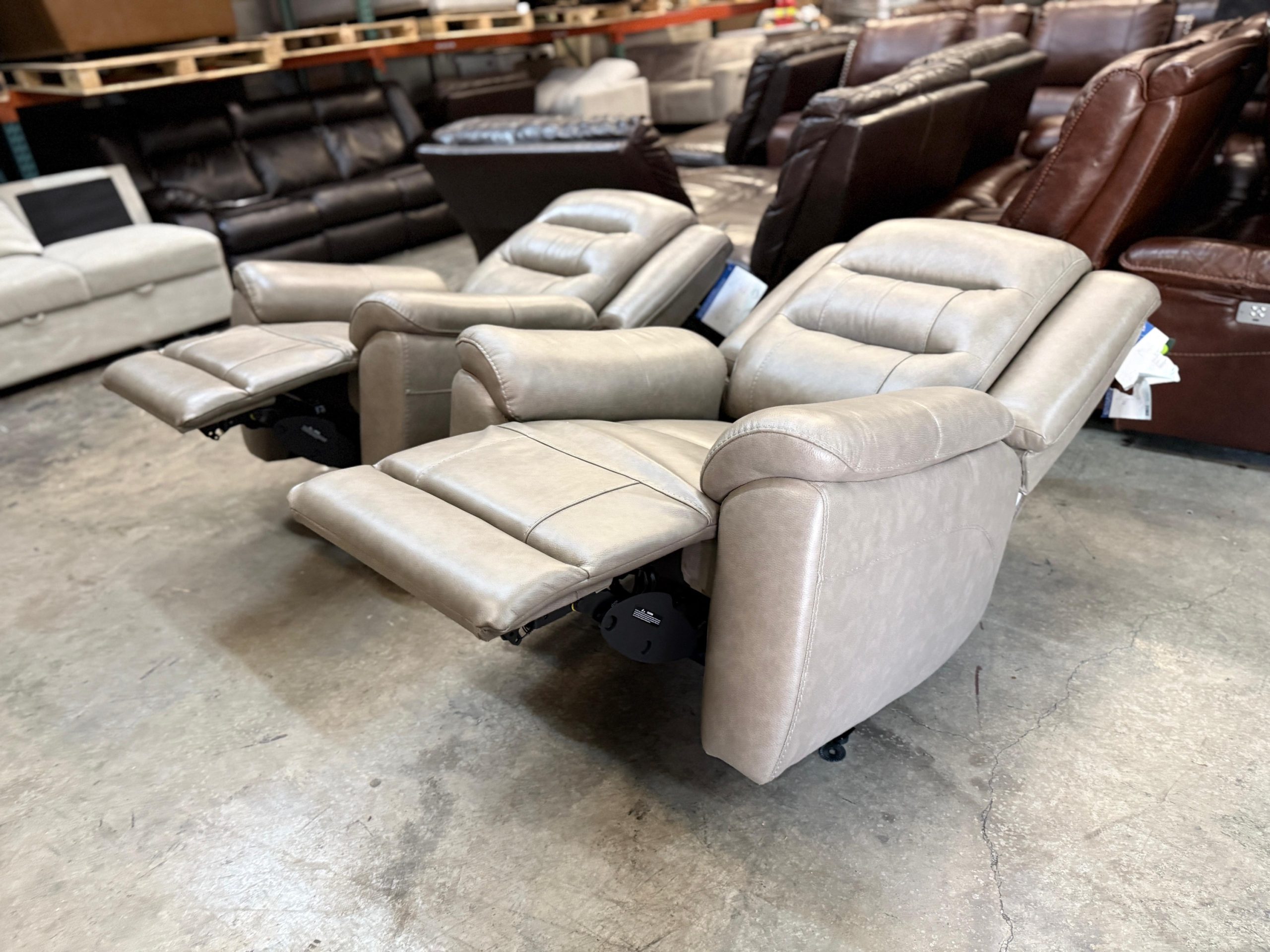 Mason Leather Power Recliner with Power Headrest - Image 3