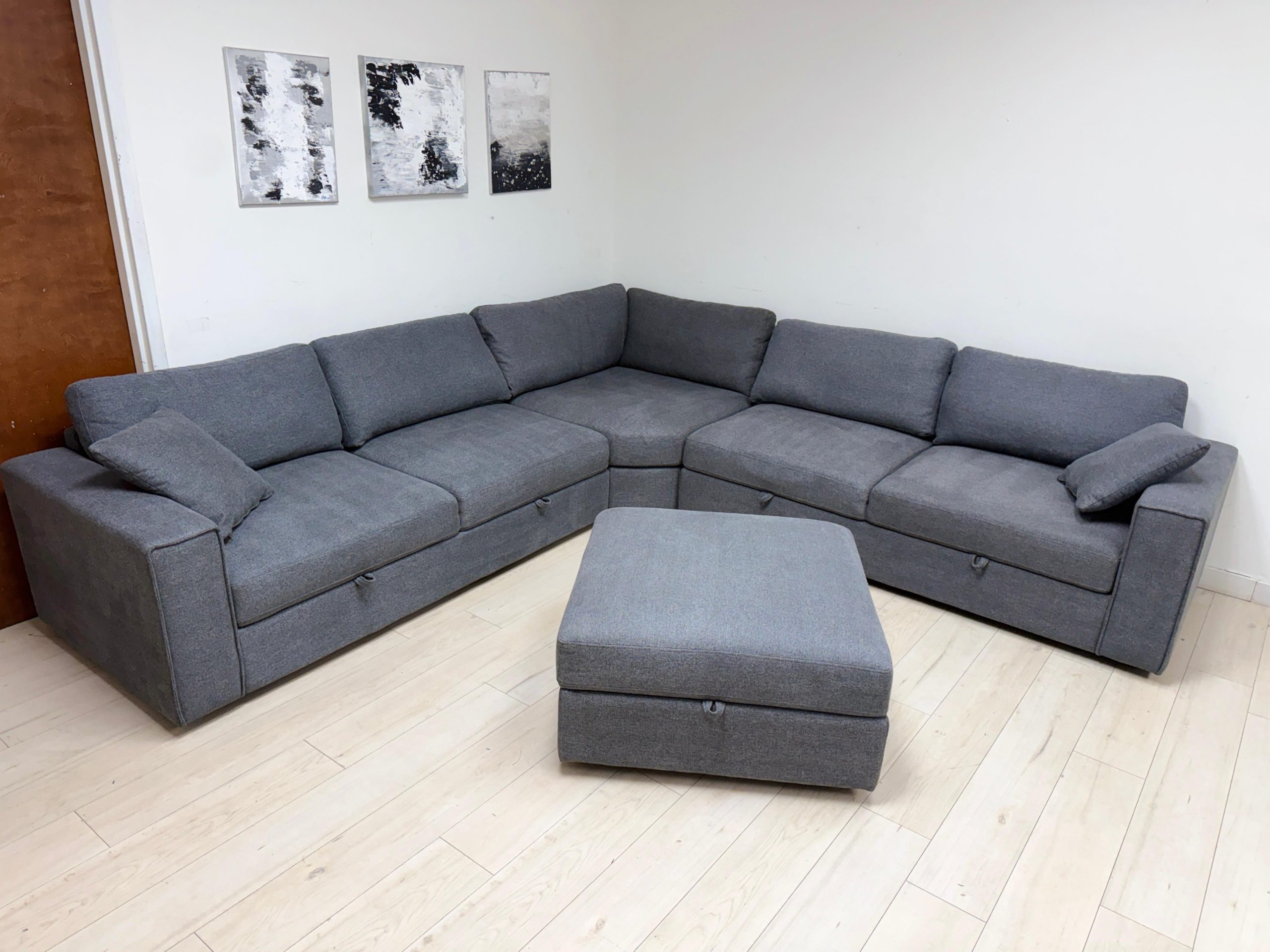 Thomasville Bryden Fabric Sectional with Storage Seats and Ottoman - Image 5