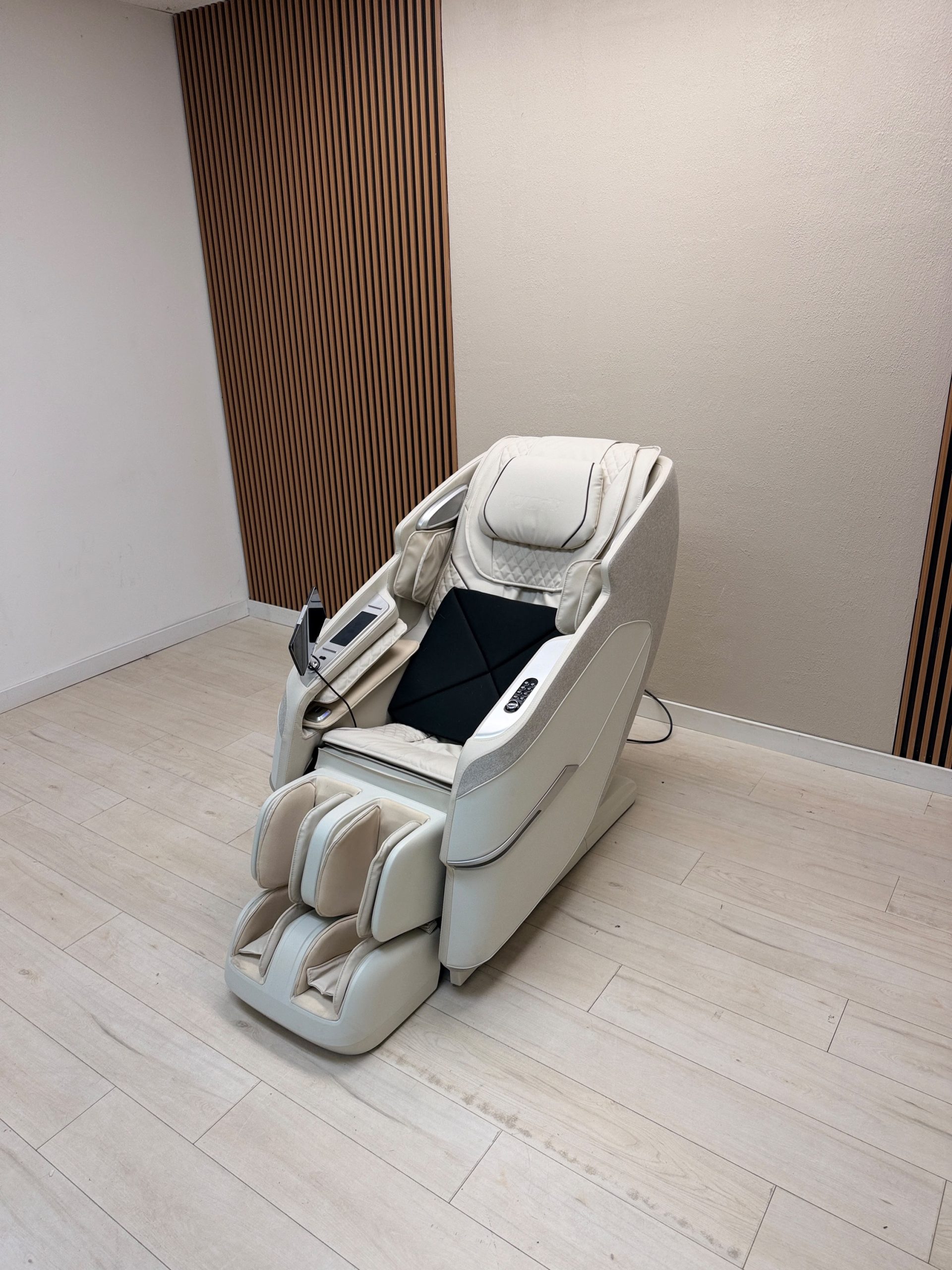 Kyota Konbi M728 DualPro 4D Beige Massage Chair - Image 6