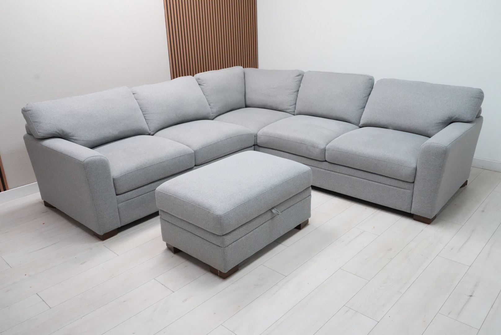 Thomasville Langdon gray polyester fabric L-shaped sectional with matching storage ottoman